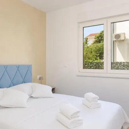 Dalmavita - Luxury With Private Garden, Just 5 Min Walk To Unesco Heritage Center Apartamento Trogir