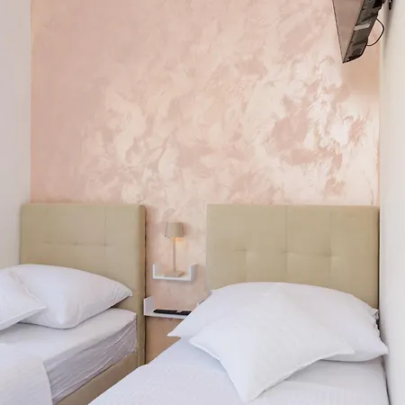 Dalmavita - Luxury With Private Garden, Just 5 Min Walk To Unesco Heritage Center Trogir
